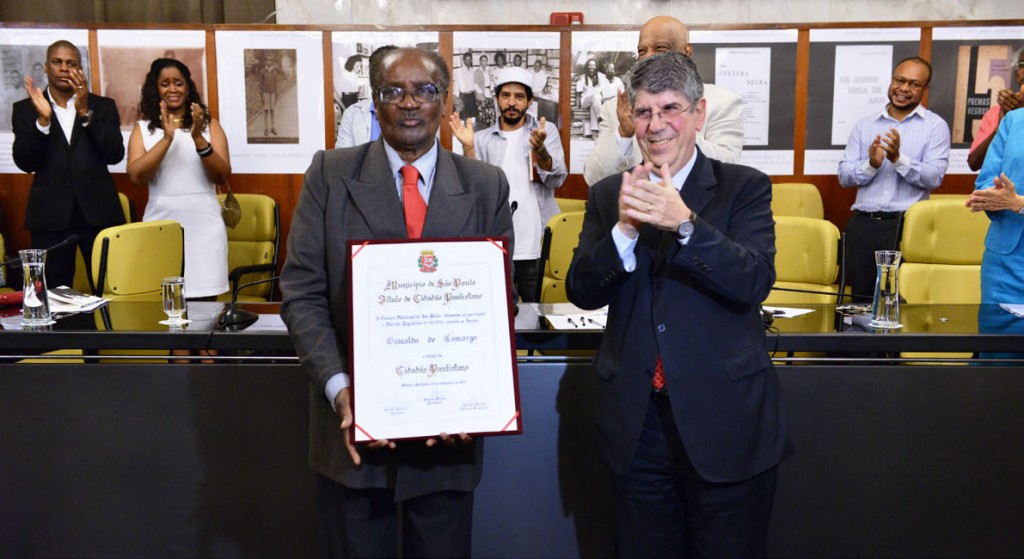 Jornalista Oswaldo de Camargo recebe o Título de Cidadão Paulistano. Foto: Equipe de Eventos/CMSP