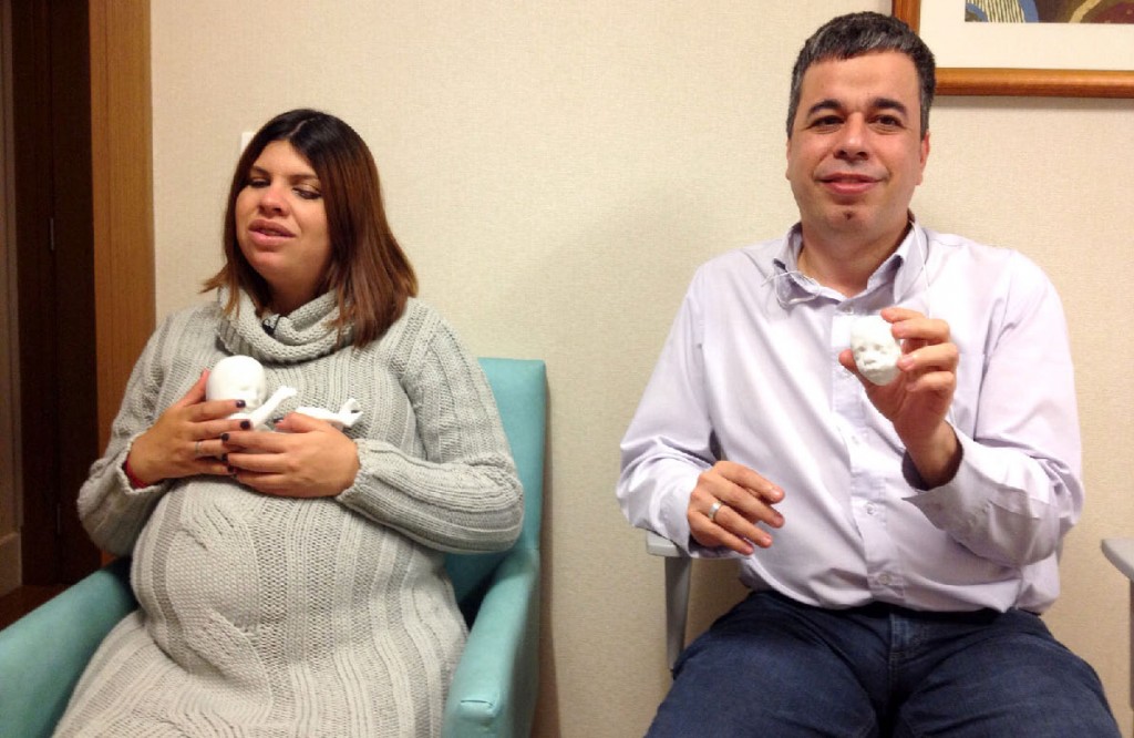 TECNOLOGIA - Camila Marinho e o marido, Roger Marques, ganharam a impressão do ultrassom em 3D. Foto: Heron Werner