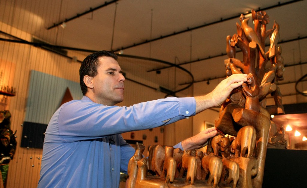 SENSAÇÃO - Carlos Campos no museu do Memorial América Latina, onde obras podem ser tocadas. No detalhe, material de apoio do museu. Fotos: Fábio Lazzari/CMSP