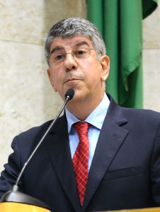 MODELO - “Que os governos estadual e federal sigam o exemplo de São Paulo”, diz o vereador Donato. Foto: Fábio Lazzari/CMSP