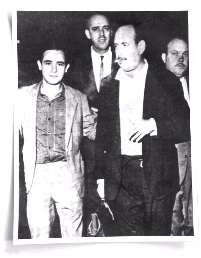 SOLTO - Deixando a prisão no Dops, em 1964, ao lado do vereador José Molina Jr. (à direita). Foto: Arquivo pessoal