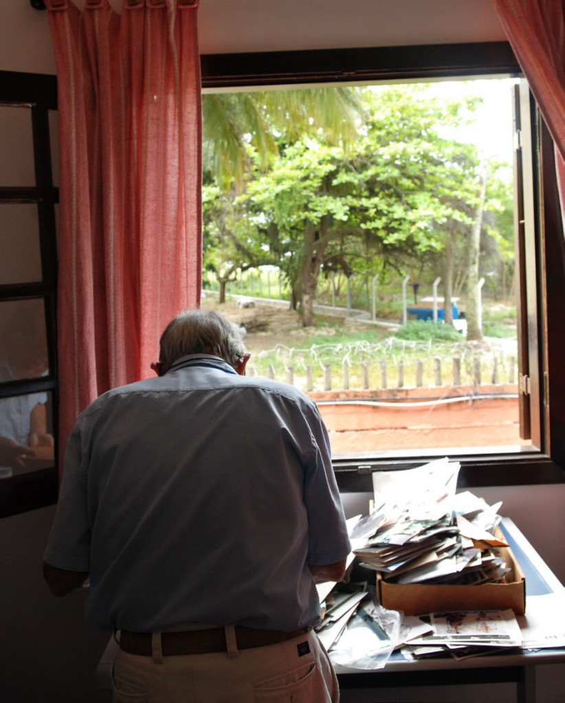 MEMÓRIA - David remexe velhos papéis em sua casa, no litoral. Foto: Gute Garbelotto/CMSP