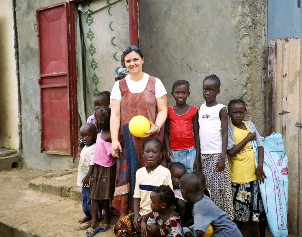 PELO MUNDO - Adriana Bertini em Dacar: refeição compartilhada com mais de 80 pessoas. Foto: Arquivo pessoal