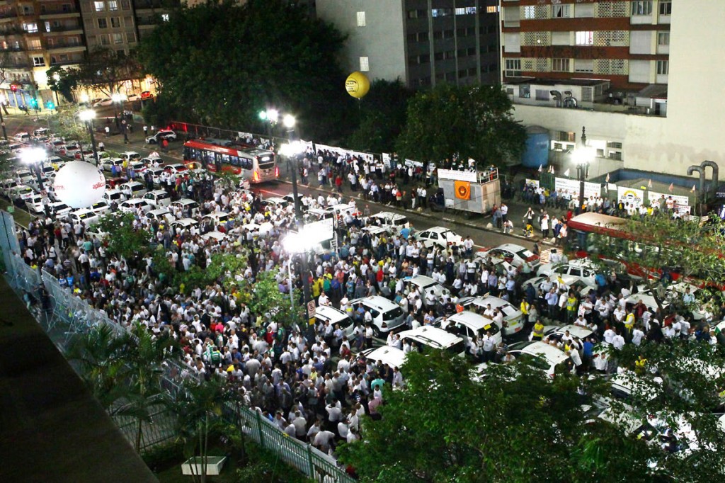 PRESSÃO - Taxistas de várias cidades tomaram a rua em frente à CMSP pedindo a proibição da Uber. Foto: André Bueno/CMSP