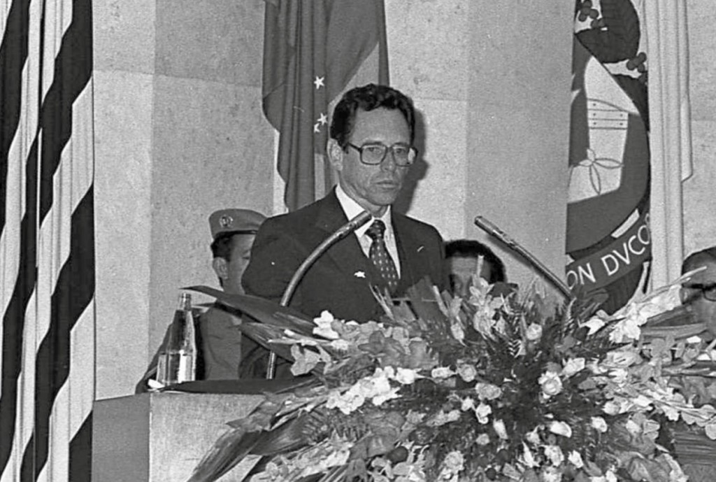 HOMENAGEADO - Canto Pereira agradece a Medalha Anchieta concedida pelos vereadores em 1976 Fo-to: Acervo CMSP