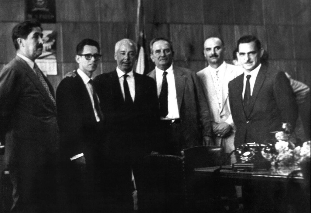 TALENTO - O ex-parlamentar homenageou Sílvio Caldas (terceiro a partir da esquerda): fã e amigo Foto: Arquivo pessoal