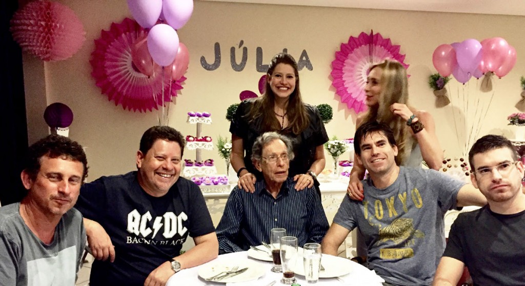 FAMÍLIA - O ex-vereador e os filhos Ricardo, Reinaldo, Taís, Ana Cecília, Flavio e Luiz (a partir da esquerda) Foto: Arquivo pessoal