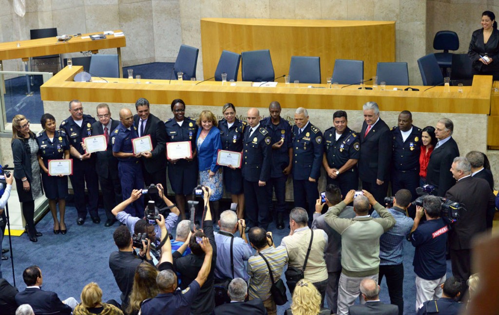PRESENTE - Vereadores e GCMs na entrega da Medalha Jânio Quadros de 2015 Foto: Equipe de Even-tos/CMSP