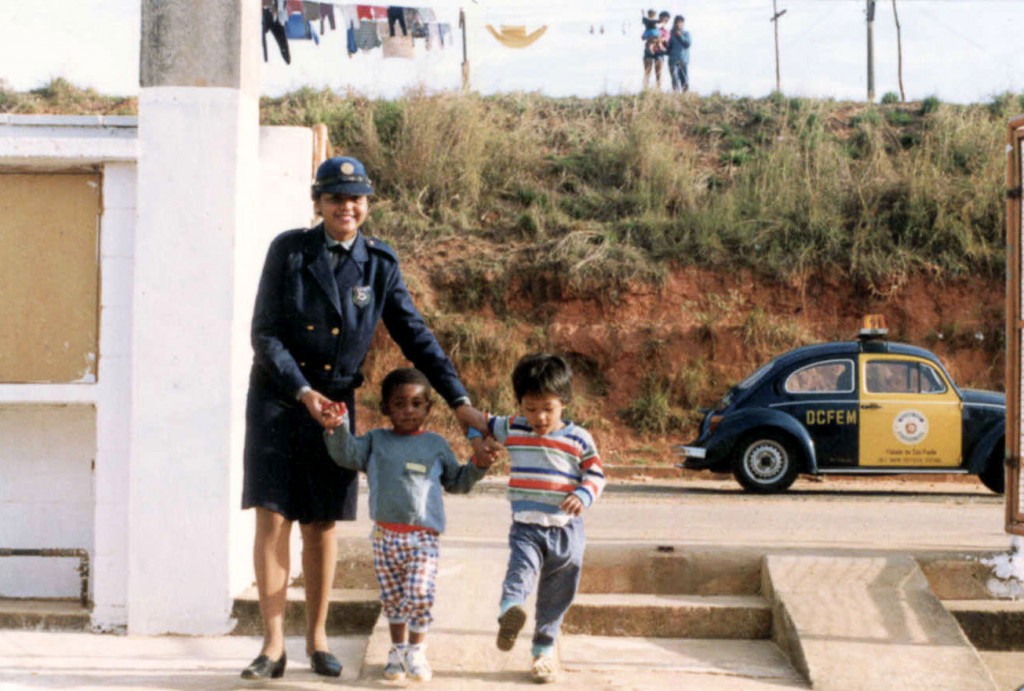 PROTEÇÃO - Guarda Civil durante ronda em escola paulistana, na década de 1980 Foto: Guty/SMSU