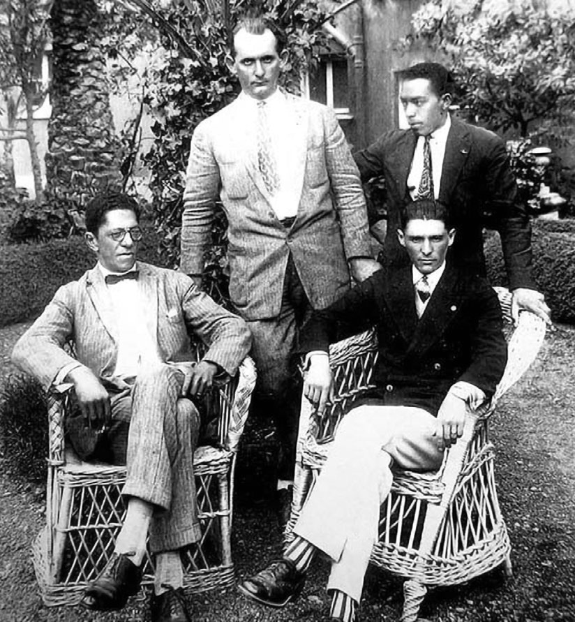 TRIPULAÇÃO - Da esquerda para a direita, Newton Braga, Vasco Cinquini, Barros (sentado) e Arthur Cunha (substituído por João Negrão, no destaque) Fotos: Acervo Museu de Jaú