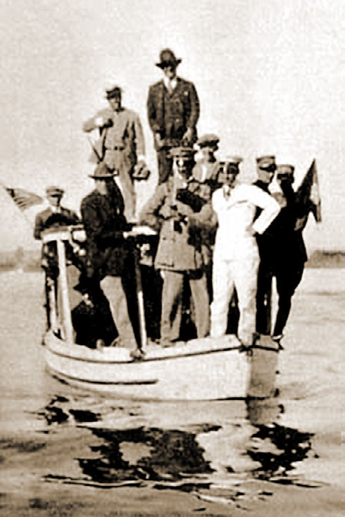 CHEGADA - Tripulação desembarca na Represa Guarapiranga, onde a travessia oceânica terminou em 1927 Foto: Acervo Museu de Jaú