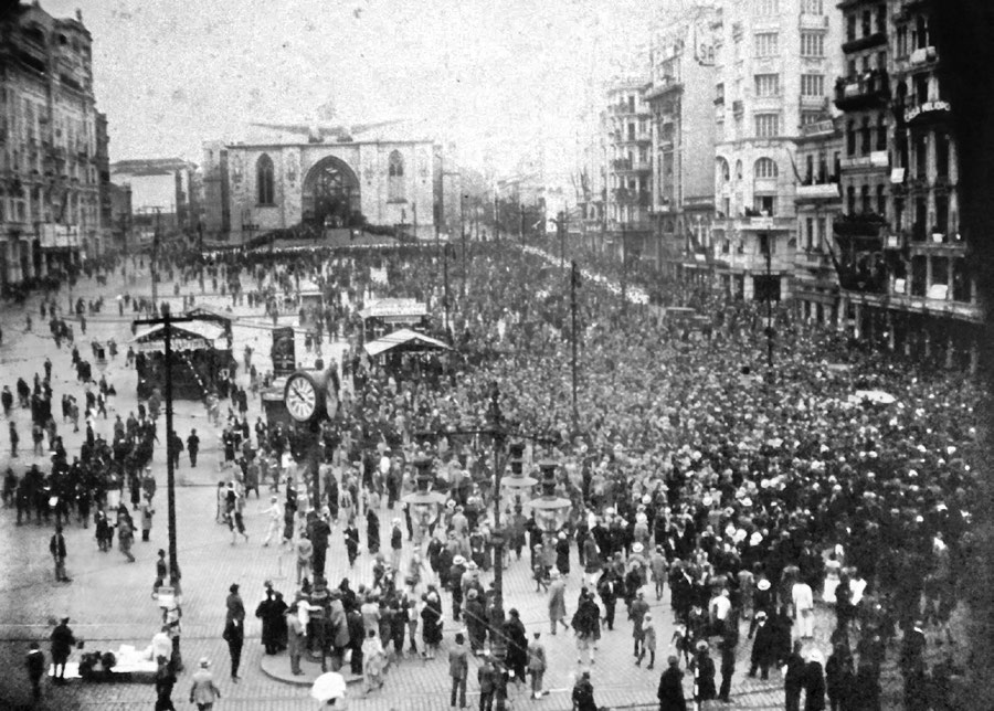 REVERÊNCIA - Missa na Catedral da Sé (em construção) pela chegada do Jahú, em agosto de 1927. No alto da igreja foi colocada uma réplica do hidroavião Foto: Acervo Museu de Jaú
