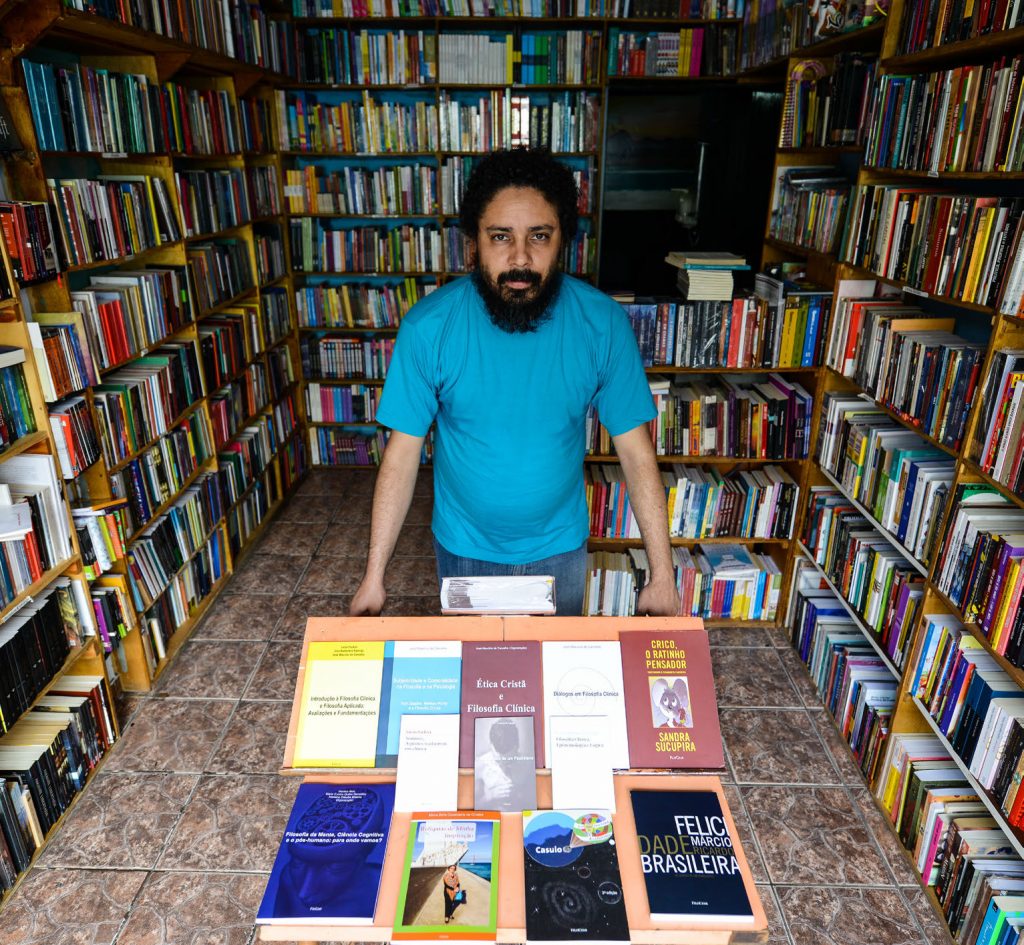 PIONEIRO - Cesar Mendes criou a FiloCzar, uma das poucas livrarias da periferia de São Paulo Foto: Marcelo Ximenez/CMSP