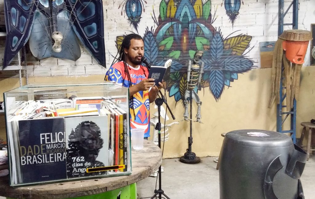 INICIATIVA - Casulo comanda um sarau literário em sua funilaria, na zona sul de SP Foto: Fausto Salvadori/CMSP