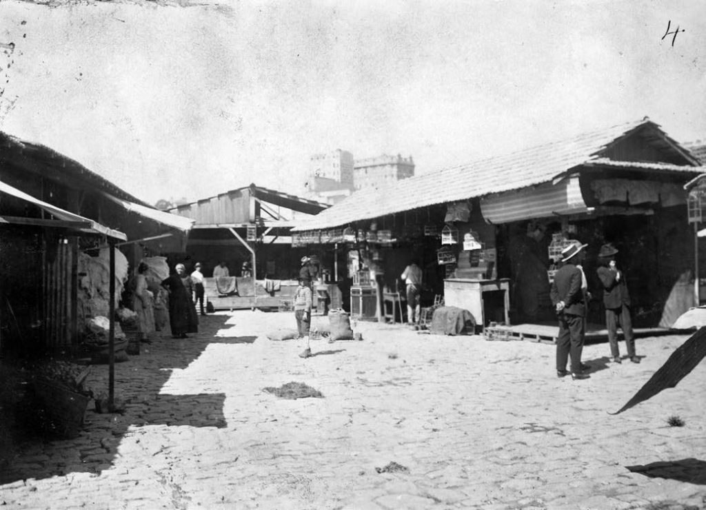 Mercado dos Caipiras, também conhecido como “mercadinho”, na Rua Barão de Duprat, região central de São Paulo. Lá, os horticultores dos arredores da capital (chamados de caipiras) vendiam sua produção, trazida por carroças, pelos trens da São Paulo Tramway, Light & Power Company ou por embarcações que percorriam o Rio Tamanduateí Foto: Arquivo CMSP