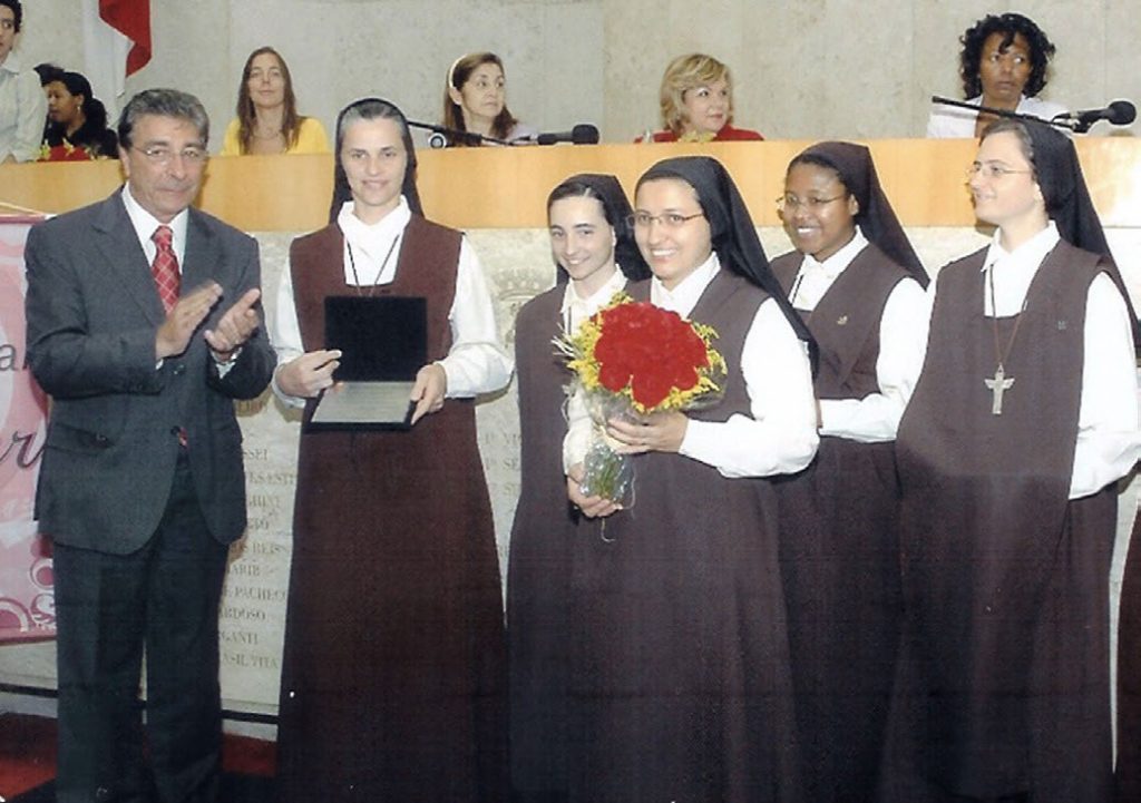 CELEBRAÇÃO - Freiras são homenageadas por Farhat no Dia da Mulher, em 2008 Foto: Acervo CMSP