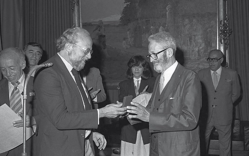 RECONHECIMENTO - Ephraim (à direita) recebe de Alberto Goldman a Medalha Anchieta, em 1985 Acervo CMSP