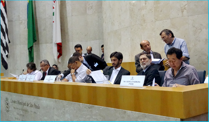 Ricardo Nunes (terceiro a partir da direita) diz que a receita excedente deve ir principalmente para as subprefeituras. Foto: Luiz França / CMSP