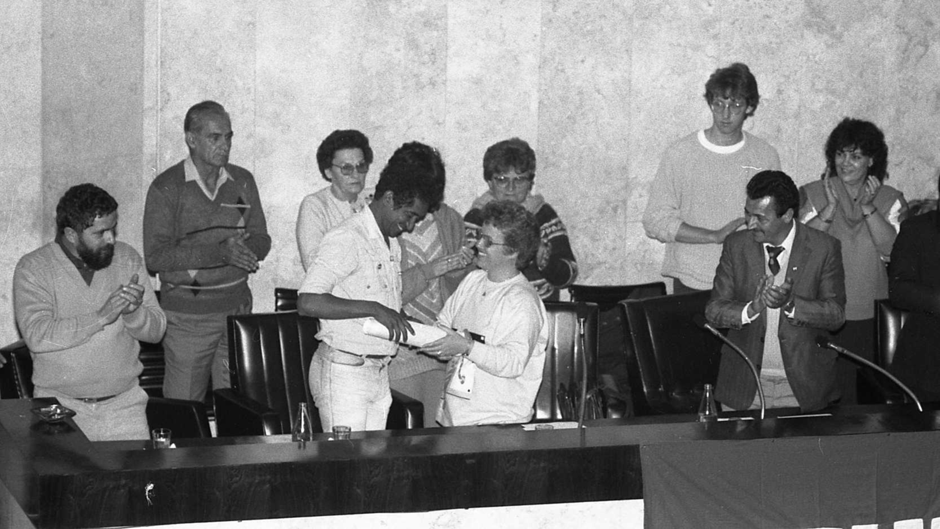 FIGURÕES – No Plenário, em 1986, Tereza Lajolo entrega o Título de Cidadão Paulistano ao hoje deputado federal Vicentinho, observada por Lula (à esq.)