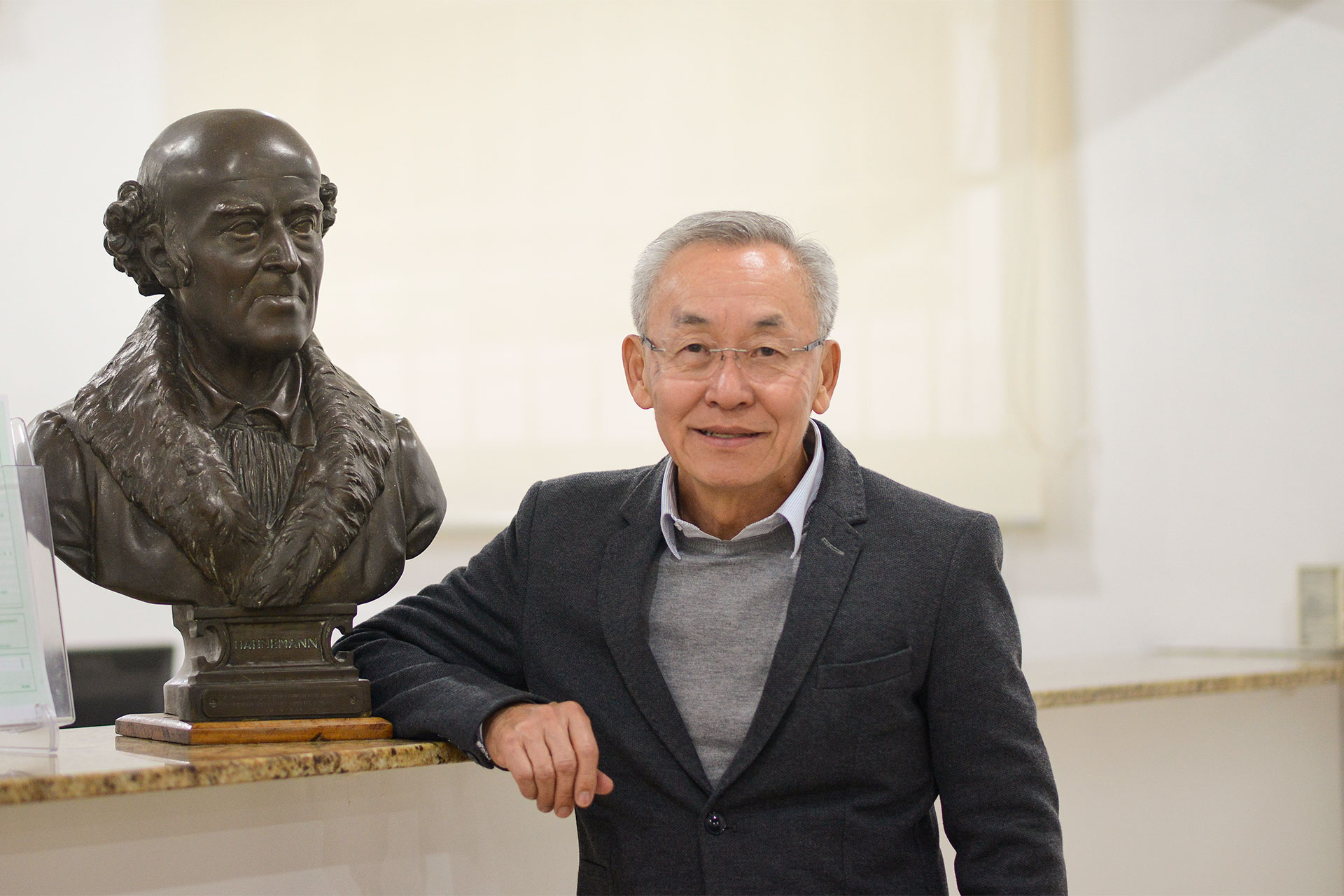 Sérgio Furuta, presidente da APH, com o busto de Hahnemann, pai da homeopatia
