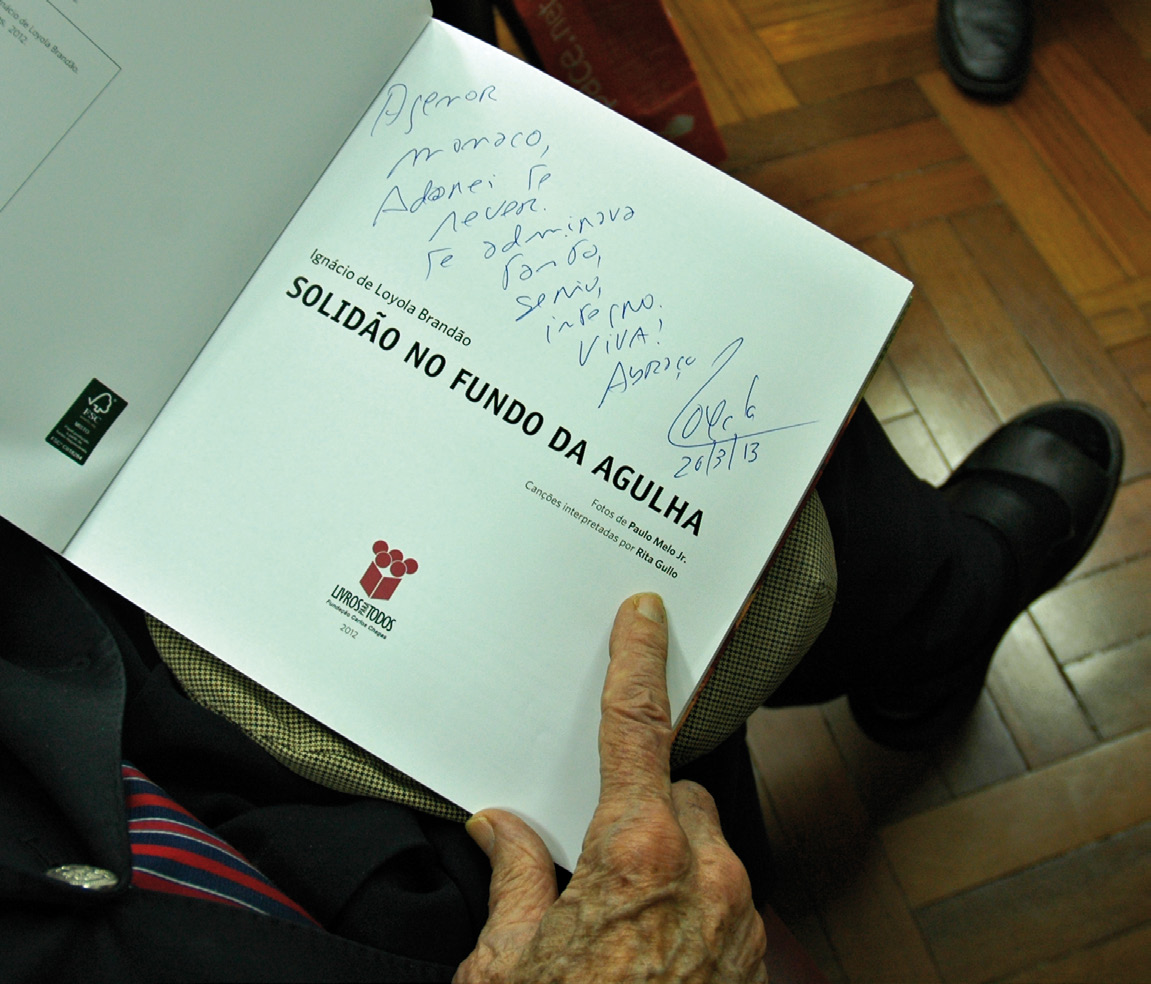 Orgulho: A dedicatória feita por Loyola Brandão, um dos troféus de Agenor