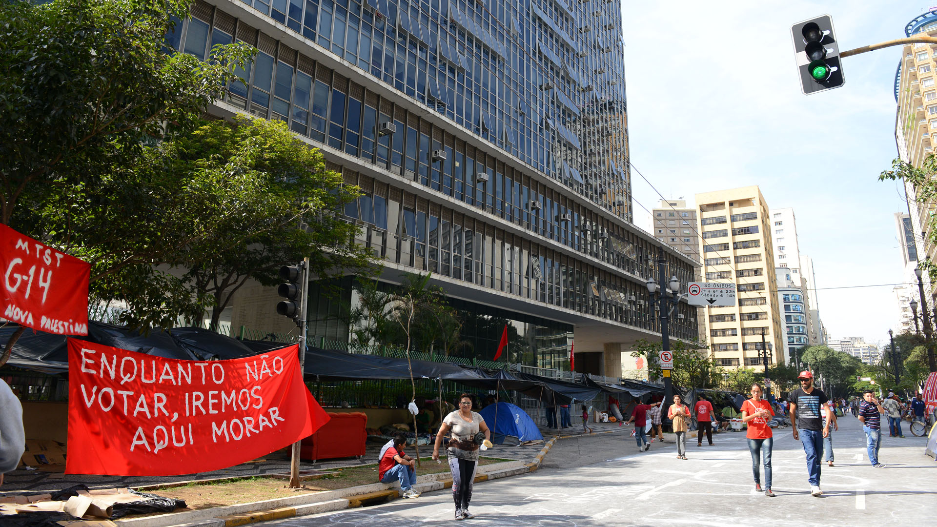 Manifestantes protestam em frente à Câmara contra o projeto de aumento da contribuição previdenciária municipal, em março de 2018
