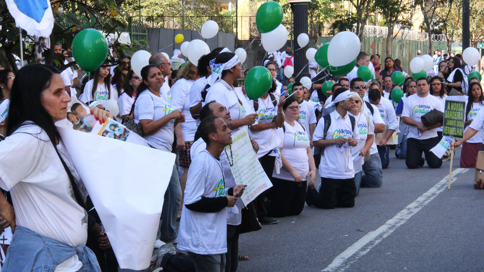 Manifestantes de branco protestam ajoelhados em frente à Câmara Municipal contra inclusão de 'gênero' em Plano Municipal de Educação