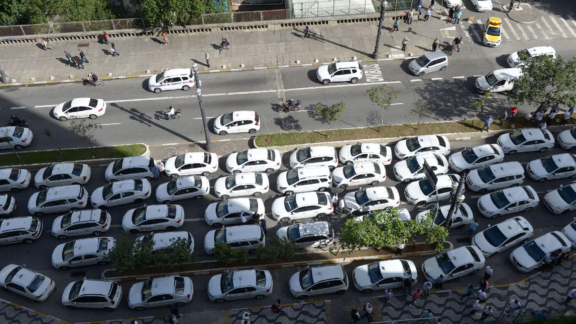 Filas de táxis parados fecham o Viaduto Jacareí em protesto contra os aplicativos de transporte
